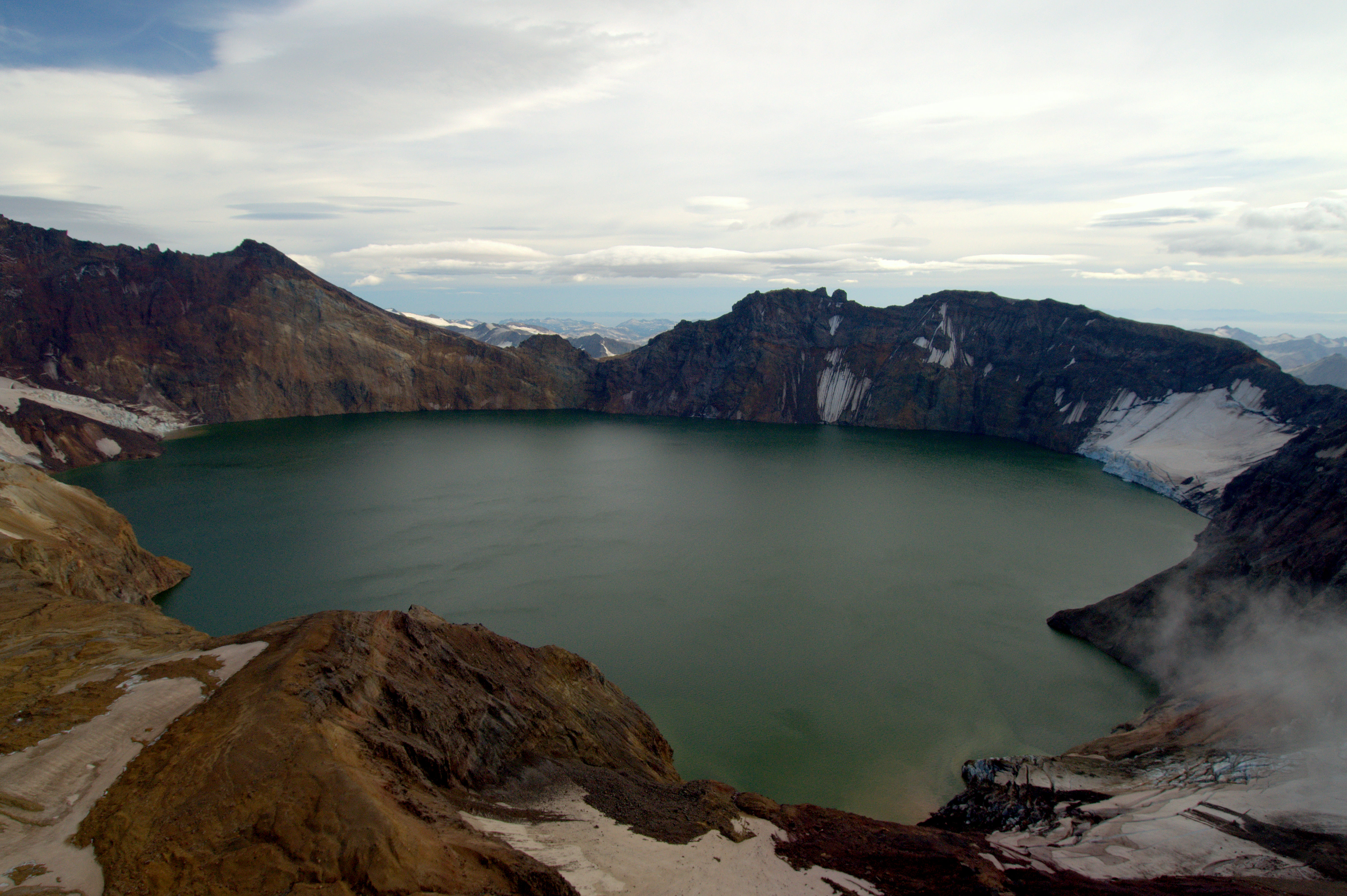 Озеро имеет глубину 20. Вулкан Катмай Аляска. Национальный парк Катмай Аляска. Извержение вулкана Катмай. Озеро в кальдере.
